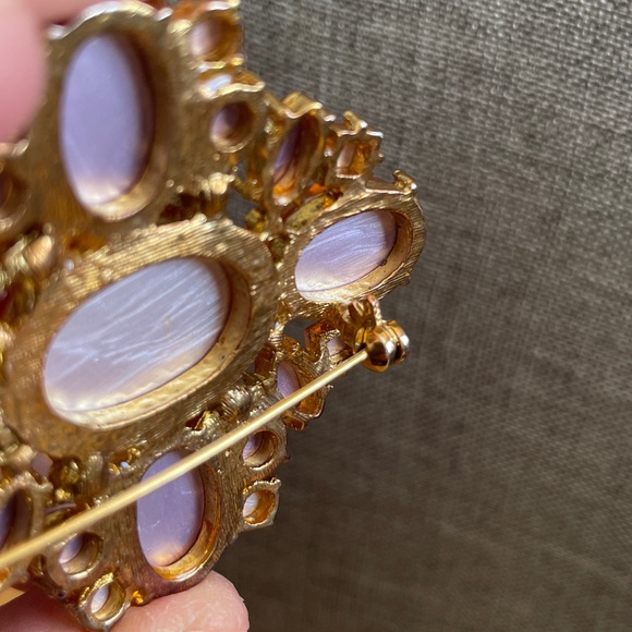 Elegant Gold Color Brooch - Picture 10 of 10